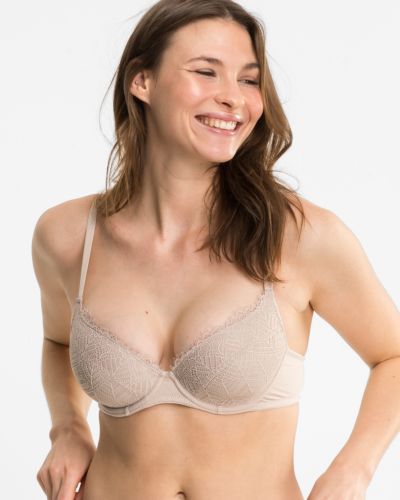 Model trägt Schalen BH mit Bügel in cashew aus der Serie Ronja, Ansicht von vorne.