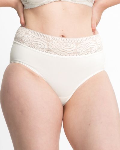 Model trägt Classic Slip in elfenbein aus der Serie Inshape, Ansicht von vorne.