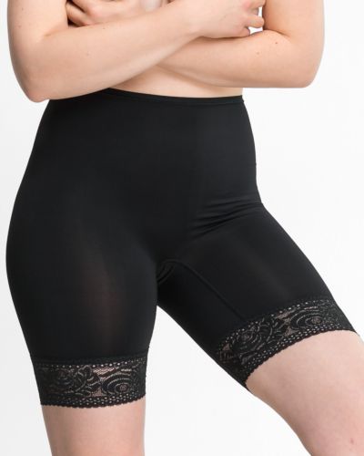 Model trägt Longpant in schwarz aus der Serie Inshape, Ansicht von vorne.