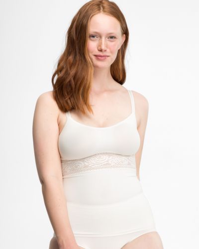 Model trägt BH Hemd gemoldet in elfenbein aus der Serie Inshape, Ansicht von vorne.