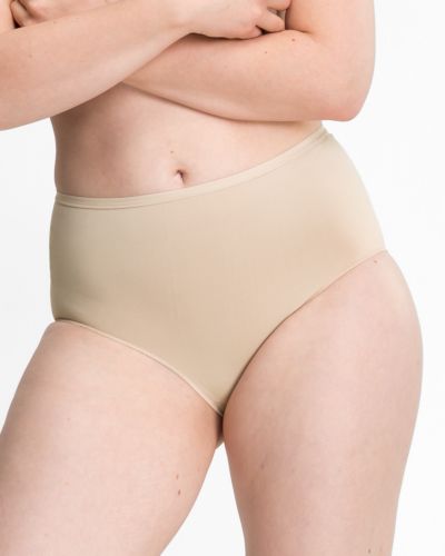 Model trägt Classic Slip in skin aus der Serie Inshape, Ansicht von vorne.