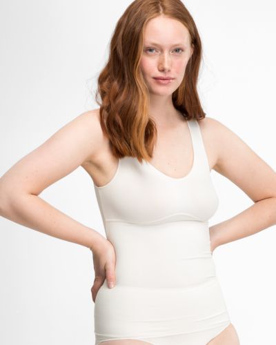 Model trägt BH Hemd gemoldet in elfenbein aus der Serie Inshape, Ansicht von vorne.