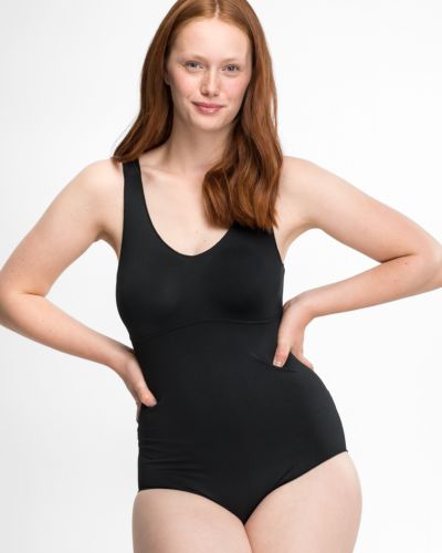 Model trägt Body gemoldet in schwarz aus der Serie Inshape, Ansicht von vorne.