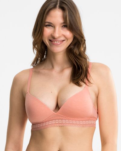 Model trägt Schalen BH Triangle in melone mélé aus der Serie Raphaela, Ansicht von vorne.