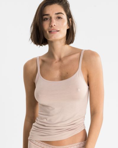 Model trägt Hemd in cashew mélé aus der Serie Raphaela, Ansicht von vorne.