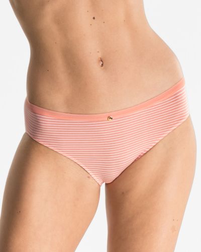 Model trägt Bikinislip in melone / off white aus der Serie Rebecca, Ansicht von vorne.