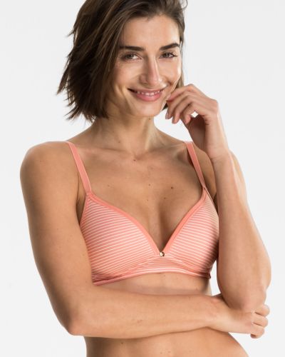 Model trägt Schalen BH Triangle in melone / off white aus der Serie Rebecca, Ansicht von vorne.