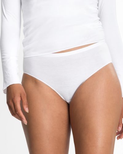 Model trägt Midislip in weiß aus der Serie Y-loft, Ansicht von vorne.