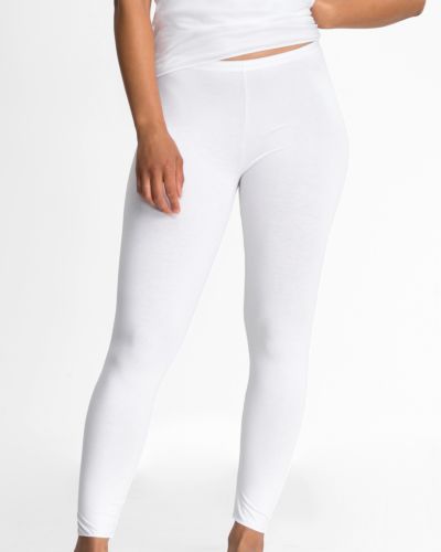 Model trägt Lange Hose in weiß aus der Serie Y-loft, Ansicht von vorne.