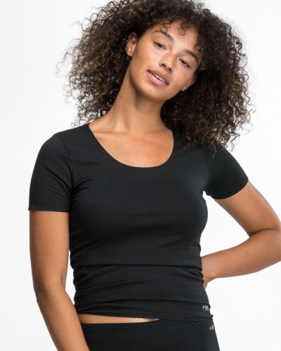 Model trägt Hemd 1/4 Arm in schwarz aus der Serie Y-loft, Ansicht von vorne.