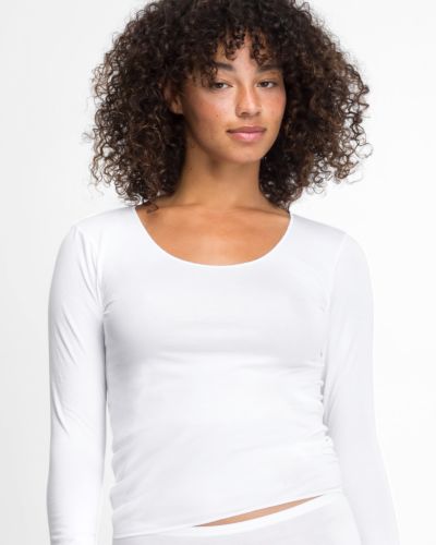 Model trägt Hemd 1/1 Arm in weiß aus der Serie Y-loft, Ansicht von vorne.