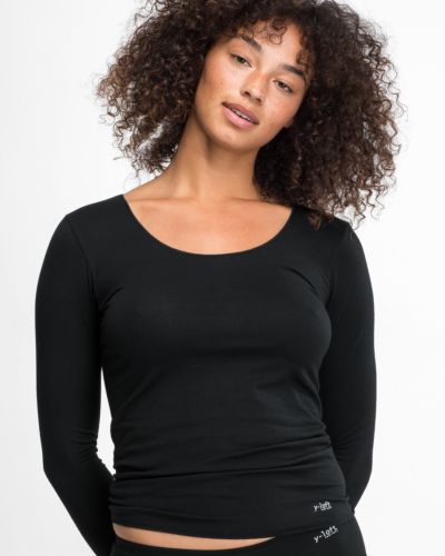 Model trägt Hemd 1/1 Arm in schwarz aus der Serie Y-loft, Ansicht von vorne.