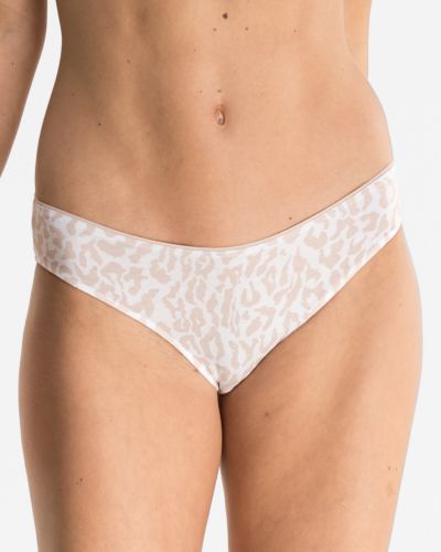 Model trägt Bikinislip in Leo cashew aus der Serie Ricarda, Ansicht von vorne.