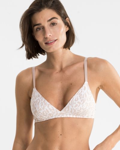 Model trägt Soft BH in Leo cashew aus der Serie Ricarda, Ansicht von vorne.