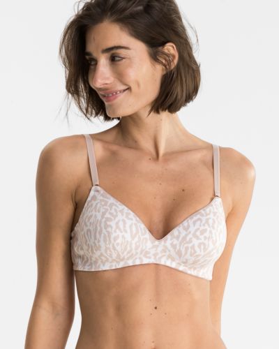 Model trägt Schalen BH non wired in Leo cashew aus der Serie Ricarda, Ansicht von vorne.