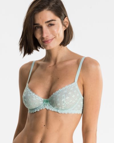 Model trägt Bügel BH Balcony in minze aus der Serie Romina, Ansicht von vorne.