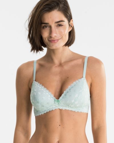 Model trägt Schalen BH non wired in minze aus der Serie Romina, Ansicht von vorne.