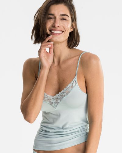 Model trägt Hemd in minze aus der Serie Romina, Ansicht von vorne.