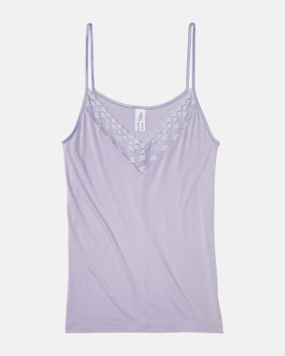 Hemd in lavendel aus der Serie Romina, flach auf einer Oberfläche liegend.