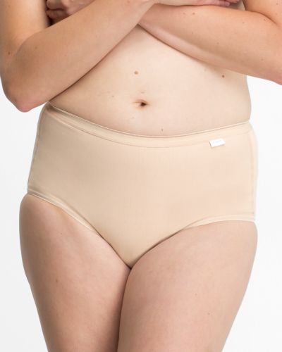 Model trägt Formslip in skin aus der Serie Shape, Ansicht von vorne.