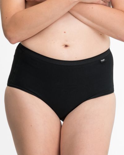 Model trägt Formslip in schwarz aus der Serie Shape, Ansicht von vorne.