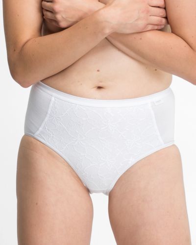 Model trägt Formslip in weiß aus der Serie Shape, Ansicht von vorne.