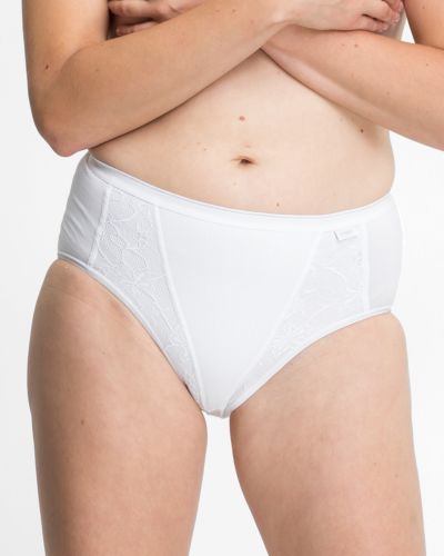 Model trägt Formslip in weiß aus der Serie Shape, Ansicht von vorne.