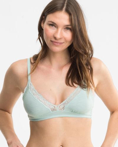 Model trägt Soft BH in minze mélé aus der Serie Rahel, Ansicht von vorne.