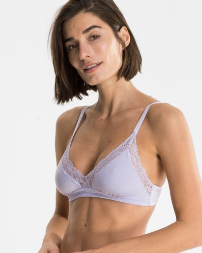 Model trägt Soft BH in lavendel mélé aus der Serie Rahel, Ansicht von vorne.