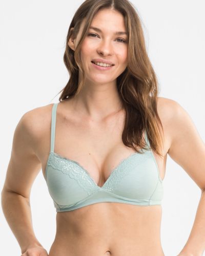 Model trägt Schalen BH Triangle in minze mélé aus der Serie Rahel, Ansicht von vorne.