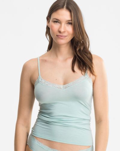 Model trägt Hemd in minze mélé aus der Serie Rahel, Ansicht von vorne.