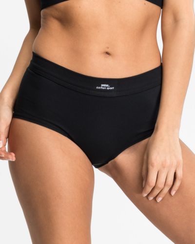 Model trägt Pant in schwarz aus der Serie Cotton Sport, Ansicht von vorne.