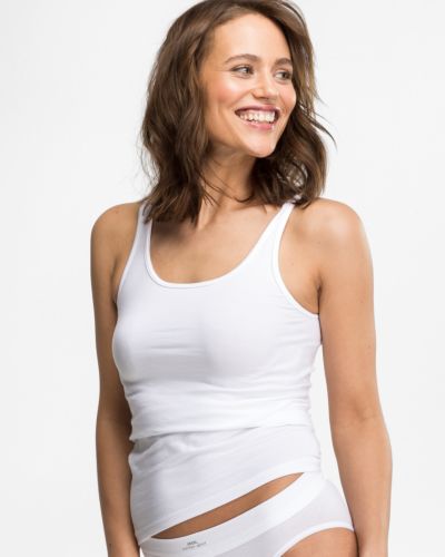 Model trägt Sportyhemd in weiß aus der Serie Cotton Sport, Ansicht von vorne.