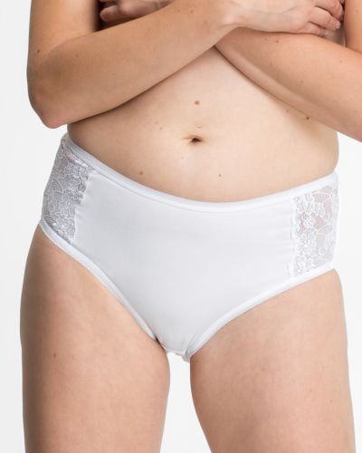 Model trägt Ladypant in weiß aus der Serie Britta, Ansicht von vorne.