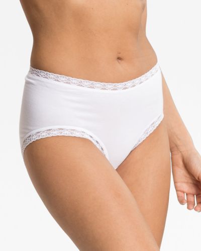 Model trägt Maxislip in weiß aus der Serie Nice, Ansicht von vorne.