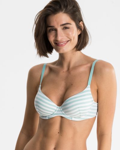 Model trägt Schalen BH mit Bügel in minze / off white aus der Serie Regina, Ansicht von vorne.