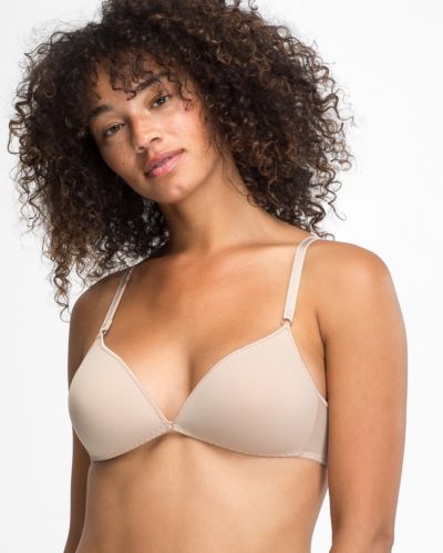 Model trägt Schalen BH Triangle in skin aus der Serie Magic hip, Ansicht von vorne.