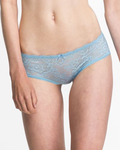 Model trägt Low Hip in shark aus der Serie Lacy, Ansicht von vorne.