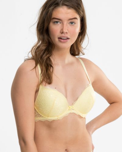 Model trägt Push up BH mit Bügel in zitrone aus der Serie Lacy, Ansicht von vorne.