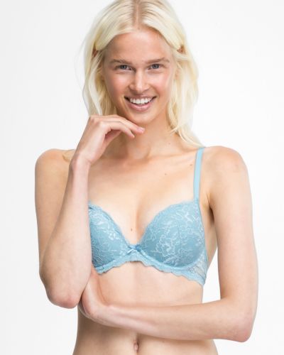 Model trägt Push up BH mit Bügel in shark aus der Serie Lacy, Ansicht von vorne.