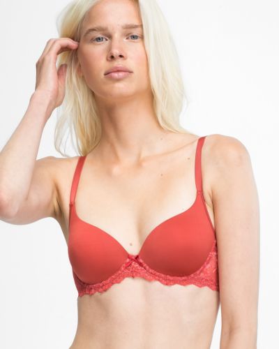 Model trägt Schalen BH mit Bügel in pepper aus der Serie Lacy, Ansicht von vorne.