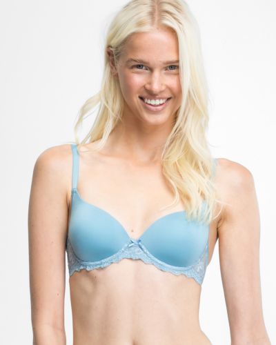 Model trägt Schalen BH mit Bügel in shark aus der Serie Lacy, Ansicht von vorne.