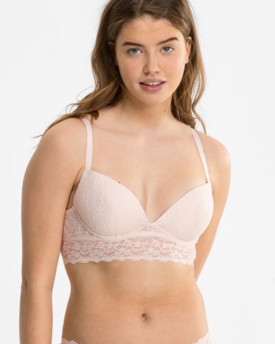 Model trägt Schalen BH Longline in lychee aus der Serie Lacy, Ansicht von vorne.