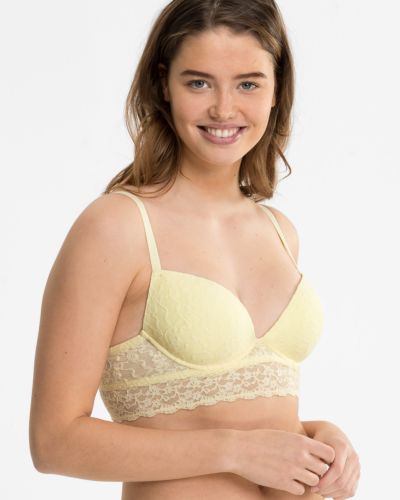 Model trägt Schalen BH Longline in zitrone aus der Serie Lacy, Ansicht von vorne.