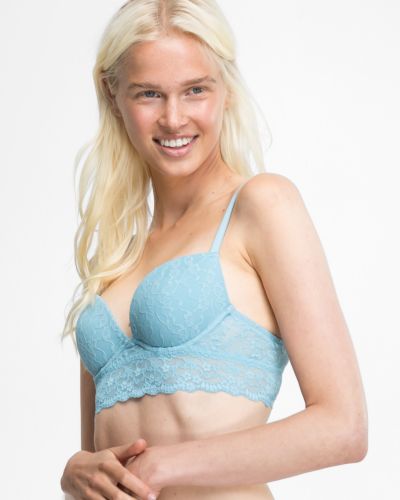 Model trägt Schalen BH Longline in shark aus der Serie Lacy, Ansicht von vorne.