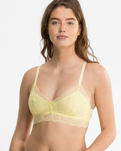 Model trägt Bralette in zitrone aus der Serie Lacy, Ansicht von vorne.