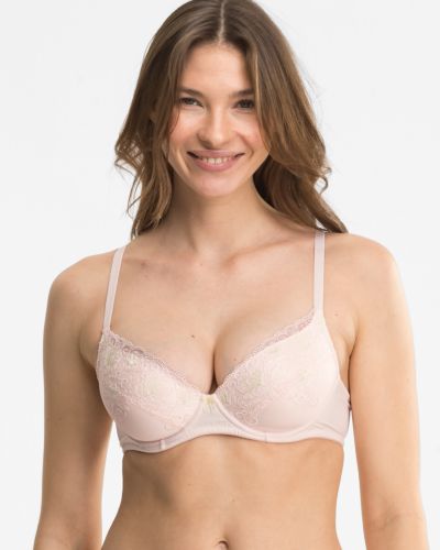 Model trägt Schalen BH mit Bügel in lychee aus der Serie Rosalie, Ansicht von vorne.