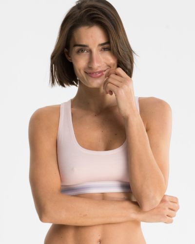 Model trägt Bustier in lychee mélé aus der Serie Ruby, Ansicht von vorne.