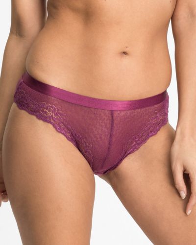 Model trägt Bikinislip in plum aus der Serie Priscilla, Ansicht von vorne.
