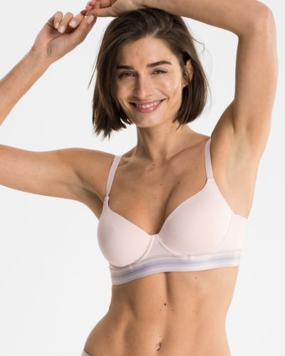 Model trägt Schalen BH mit Bügel in lychee mélé aus der Serie Ruby, Ansicht von vorne.